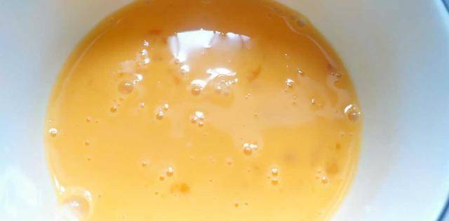 鲜香美味的西红柿鸡蛋汤，汤汁清澈见底，味道鲜香浓郁