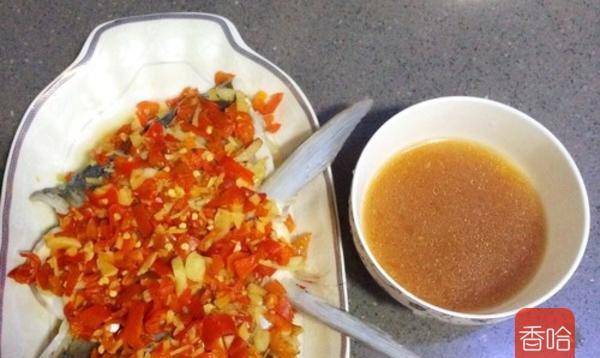 湘菜经典剁椒鱼头，家常做法很正宗，味道相当好，好吃到停不下来