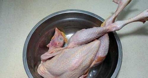 将“整只鸡”扔进电饭煲，不用加一滴水，简单一焖，全家抢着吃！