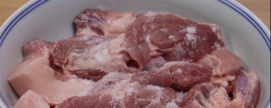 把猪肉直接放酱油中泡5天，随吃随取，比腊肉香比卤肉美味