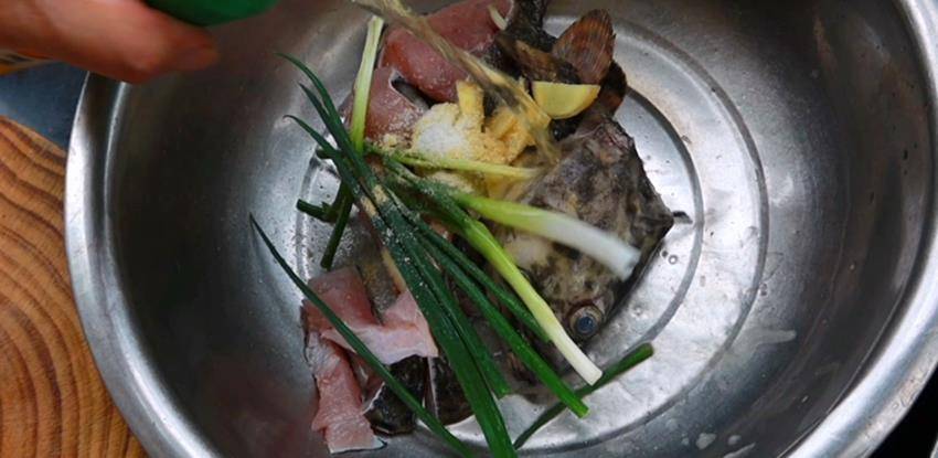 大厨将石斑鱼和基围虾这么做，营养丰富，肉质鲜嫩，孩子们抢着吃