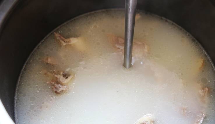 炖骨头汤，焯水前多做“1步”，骨头汤更鲜美，浓白无腥味
