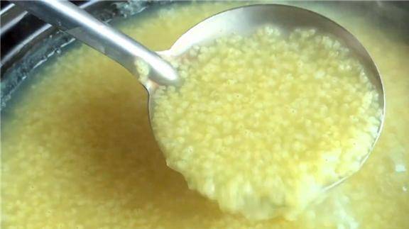 在家熬小米粥，这样做才正确，记得多加一步骤，轻松熬出小米油！