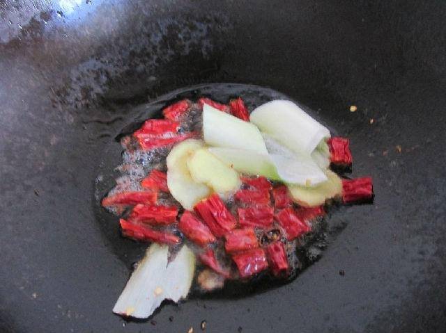 辣炒蛤蜊是经典的海鲜菜，这几味佐料必不可少，味道更鲜美